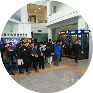 圖書館朗讀亭現(xiàn)場